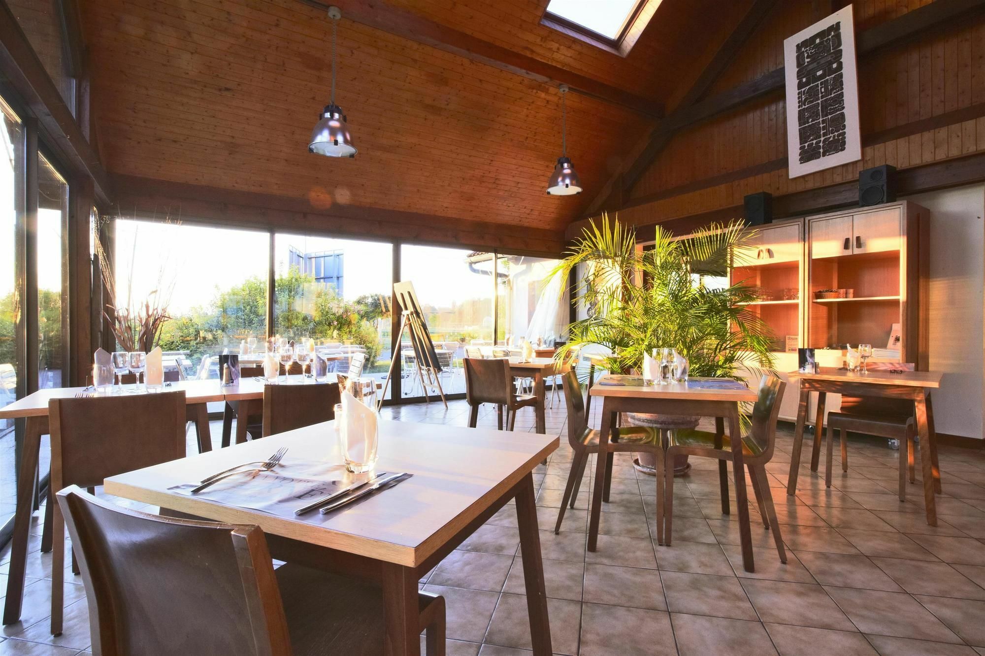 Kyriad Geneve St-Genis-Pouilly سان-جيني-بويي، أين المظهر الخارجي الصورة
